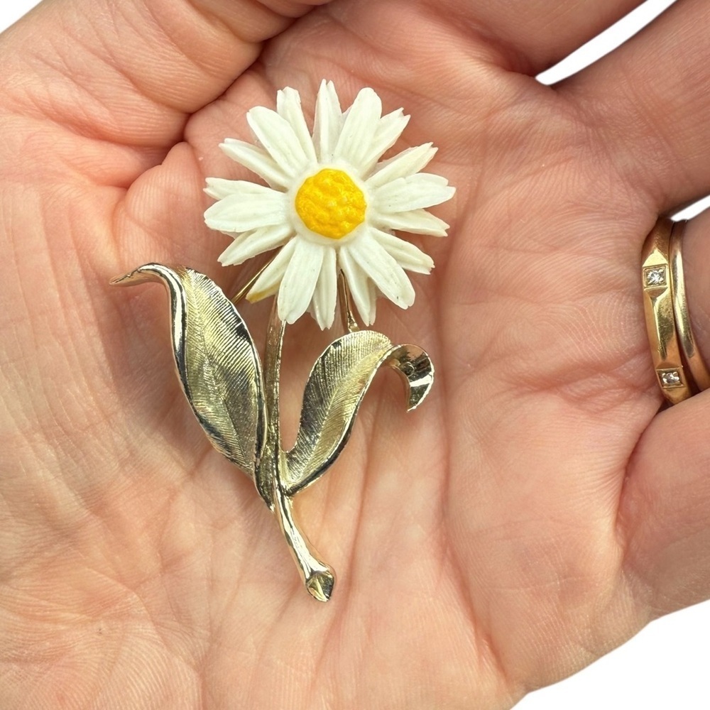 Vintage Sarah Coventry Daisy Brooch Pin Signed Gold Tone Flower Light N Bright - Picture 2 of 7